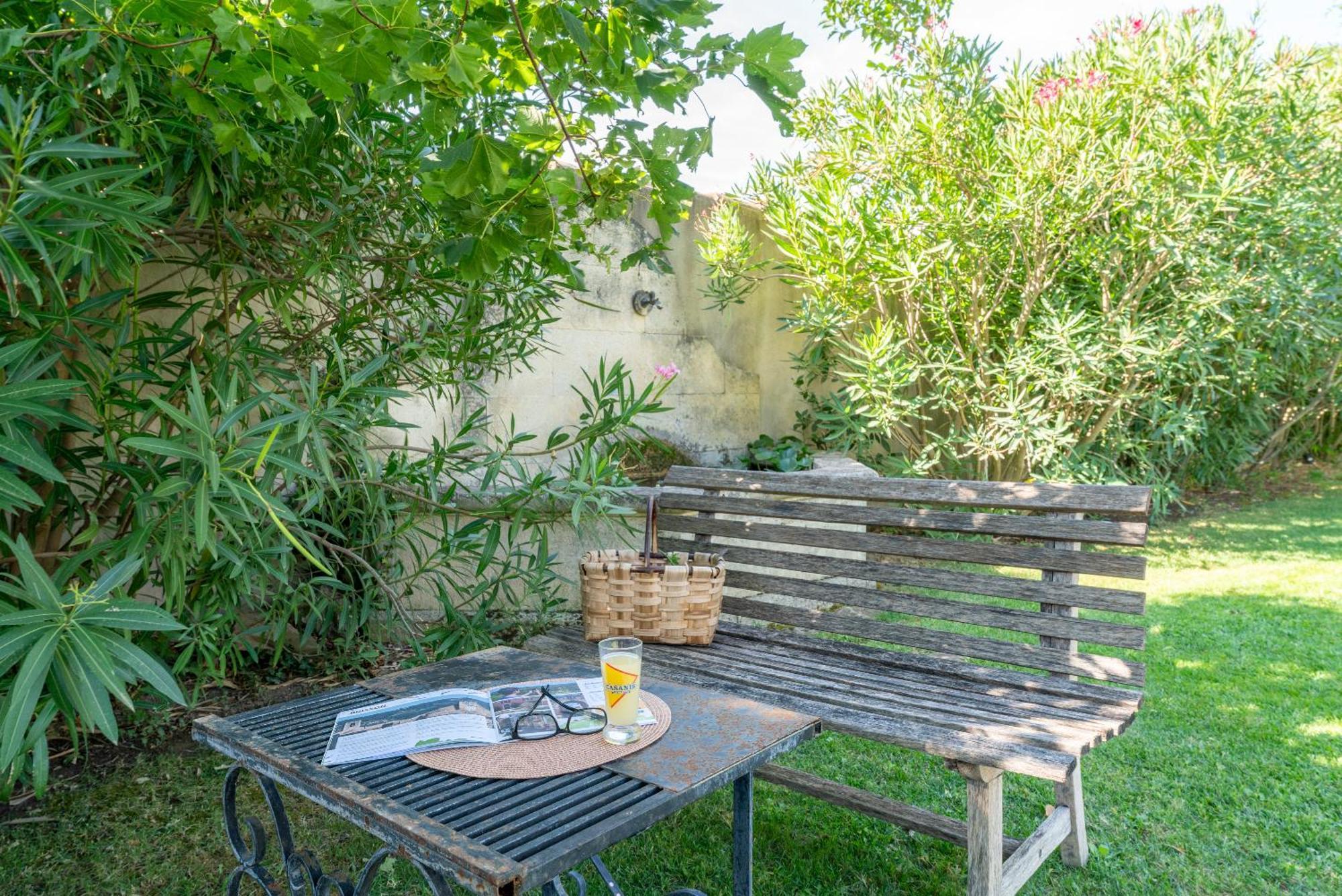 L'Ensemble Du Gite De Tante Berthe Camaret-sur-Aigues Exteriér fotografie